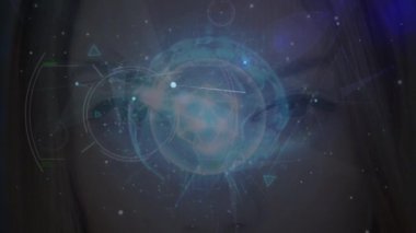 Karanlık arkaplan üzerindeki dünya ve bağlantılar ağının animasyonu. küresel bağlantılar, iş dünyası, dijital arayüz, teknoloji ve ağ konsepti dijital olarak oluşturulmuş video.