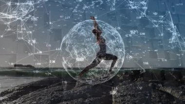 Noktaları birleştiren numaraların animasyonu, plajda yoga yapan beyaz kadınla dönen bir dünya. Dijital bileşik, çoklu pozlama, dijital arayüz, teknoloji, küresel bilim, refah, veri