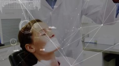 Kafkas erkek doktorların kadın hastaların dişlerini incelediği ağ bağlantılarının animasyonu. Diş sağlığı konsepti