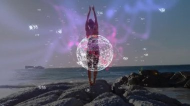 Denizde yoga yapan melez bir kadının sırtında küre ve bağlantıların animasyonu. Spor, sağlıklı, aktif yaşam tarzı, bağlantılar ve teknoloji konsepti dijital olarak oluşturulmuş video.