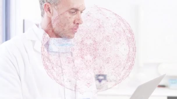 Laptop Kullanan Beyaz Erkek Doktorun Portresi Üzerinden Dünya Çapındaki Bağlantıların — Stok video