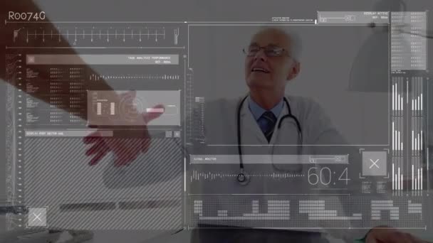 多様な医師と患者に対するデータ処理のアニメーション グローバル医療 コンピューティング デジタルインターフェースの概念デジタル生成されたビデオ — ストック動画