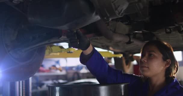 Animation Mid Adult Female Asian Mechanic Draining Engine Oil Car — Stock Video