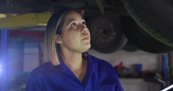 Animación Asiático Mecánico Pie Bajo Coche Examinando Vehículo Con Herramienta — Vídeo de stock