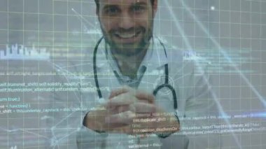 Hastanedeki beyaz erkek doktor üzerinden bağlantı ve veri işleme ağının animasyonu. Tıbbi sağlık ve teknoloji konsepti