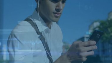 Akıllı telefon kullanan melez adamın finansal veri işleme ve istatistiklerinin animasyonu. Küresel iş, veri işleme ve teknoloji konsepti dijital olarak oluşturulmuş video.