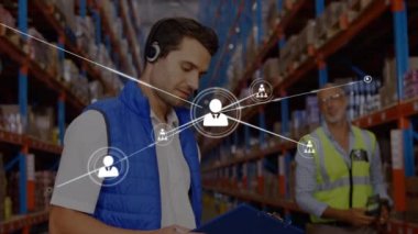 Noktaları birleştiren profil simgelerinin animasyonu, depodaki meslektaşıyla birlikte beyaz bir yönetici. Dijital bileşik, çoklu pozlama, küresel iş, noktaları, verileri, ağ oluşturma, endüstri.