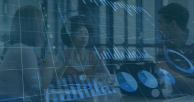 Çubuk grafiklerin animasyonu, ofiste tartışan çok ırklı meslektaşlara karşı yapılan finans verileri. Dijital bileşik, çoklu pozlama, iş, teknoloji, kalkınma, ekonomi, toplantı.