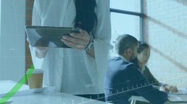 Tablet kullanan beyaz bir kadının orta bölümündeki finansal grafiklerin animasyonu. İş, finans, ekonomi ve dijital olarak üretilen video teknolojisi kavramı.