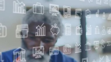 Atölyede çalışan Afrikalı olgun bir adama karşı çeşitli yatırım simgelerinin animasyonu. Dijital bileşik, çoklu pozlama, bankacılık ve finans, tasarruf, ekonomi.