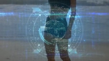 Plajdaki beyaz kadın üzerinde veri işleme animasyonu. Küresel spor ve dijital arayüz kavramı dijital olarak oluşturulmuş video.