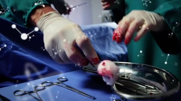 Κινούμενα Σχέδια Μορίων Πάνω Από Χέρια Καυκάσιων Χειρουργών Κατά Διάρκεια — Αρχείο Βίντεο