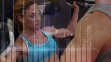 Beyaz bir kadının erkek eğitmenle egzersiz yapması üzerine istatistik ve veri işleme animasyonu. Spor, egzersiz, fitness ve veri işleme konsepti dijital olarak oluşturulmuş video.