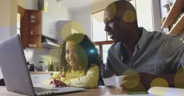 Animación Puntos Luz Senderos Sobre Hombre Afroamericano Hija Usando Ordenador — Vídeo de stock