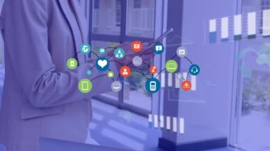 Sosyal medya ve bilgisayar simgeleri noktalara, cep telefonu kullanan iş kadınlarının veritabanına bağlanıyor. Animasyon, dijital kompozit, grafikler, telekomünikasyon, internet, teknoloji ve ofis.