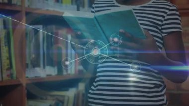 Afro-Amerikan liseli kız kitap okurken bağlantı ağının animasyonu. Dijital olarak oluşturulmuş küresel bağlantılar, eğitim ve dijital arayüz kavramı.