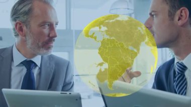 Kafkasyalı iş adamlarının tablet kullanarak dünyayı canlandırması. Küresel iş, teknoloji, bağlantılar ve dijital olarak oluşturulan veri işleme konsepti.