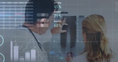 Çeşitli doktorların istatistik ve veri işleme animasyonları. Küresel tıp, dijital arayüz ve veri işleme kavramı dijital olarak oluşturulmuş video.