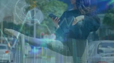 Çizgi çizelgesi, harita, telefon kullanan ve sokakta egzersiz yapan beyaz kadın üzerindeki numaralar. Dijital bileşik, çoklu pozlama, veritabanı, İnternet, telekomünikasyon, fitness ve etkin.