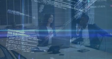 Ofiste tartışan çok ırklı meslektaşlara karşı finans verilerinin animasyonu. Dijital bileşik, çoklu pozlama, iş, teknoloji, kalkınma, ekonomi, toplantı, kodlama, ortaklar.