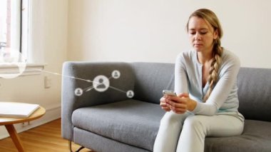 Kanepe üzerinde cep telefonu kullanan beyaz bir kadının profili simgelerinin birbirine bağlanması. Dijital bileşik, çoklu pozlama, telekomünikasyon, yaşam tarzı, ev ve teknoloji kavramı.