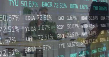 Teslimatçı ve minibüs üzerinden finansal veri işleme animasyonu. Küresel işletme veri işlemeyi ve dijital olarak oluşturulan video konseptini finanse eder.