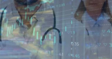 Hastanedeki kakuasyalı mutlu doktorların portresi üzerinde hareket eden dijital grafiklerin ve sayıların animasyonu. Dijital bileşik, çoklu pozlama, takım çalışması, bilgi, fütüristik, tıbbi ve sağlık hizmetleri.