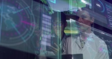 Sunucu odasındaki çeşitli işçiler üzerinde veri işleme animasyonu. küresel iş ve dijital arayüz kavramı dijital olarak oluşturulmuş video.