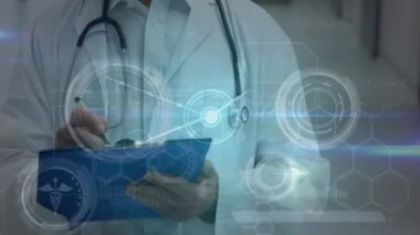 Hastanedeki panoya yazı yazan beyaz erkek doktorla olan bağlantıların animasyonu. Tıbbi sağlık ve teknoloji konsepti