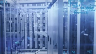 Sunucuların üzerindeki veri işleme ve ışıkların animasyonu. Bilgisayarlar, ağ, veri işleme ve teknoloji konsepti dijital olarak oluşturulmuş video.