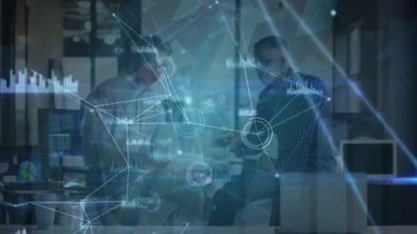 Yüz maskesi takan farklı iş adamlarının bağlantı ağının animasyonu. Dijital olarak üretilen küresel covid 19 salgın, iş, bağlantılar ve veri işleme kavramı.