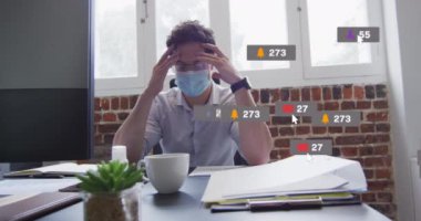 Yüz maskesi takan beyaz iş adamının sosyal medya simgelerinin animasyonu. Küresel covid 19 salgın, sosyal medya, iş dünyası, veri işleme ve dijital arayüz kavramı dijital olarak oluşturulmuş video.