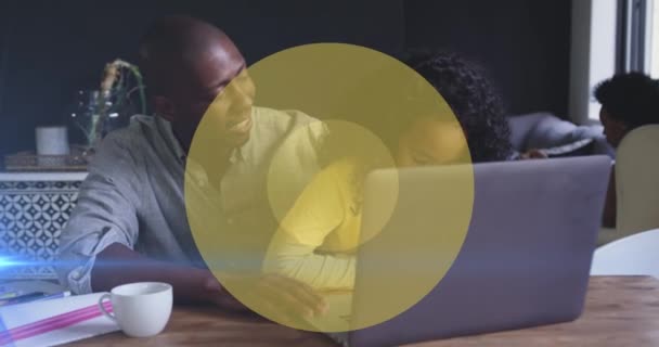 Animación Círculos Amarillos Sobre Hombre Afroamericano Hija Usando Ordenador Portátil — Vídeos de Stock