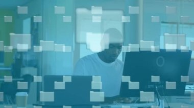 Afro-Amerikan iş adamının bilgisayar kullanarak grafiksel klasörlerin, asma kilidin ve kodların animasyonu. Dijital bileşik, çoklu pozlama, veritabanı, güvenlik, teknoloji, iş ve ofis kavramı.