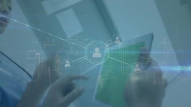 Tablet yürüyen hastane koridorunu kullanan iki farklı doktor üzerindeki insan ikonlarının animasyonu. Dijital olarak oluşturulan küresel iletişim, sağlık hizmetleri ve veri ağı konsepti.