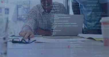 Ofisteki çeşitli iş adamları üzerinde veri işleme animasyonu. İş, veri işleme ve teknoloji konsepti dijital olarak oluşturulmuş video.