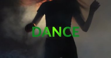 Dans metninin silueti üzerindeki animasyon. Müzik, parti, disko ve disko konsepti dijital olarak oluşturuldu.