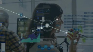 Akıllı telefon kullanan Asyalı iş kadınının veri işleme ve bağlantılarının animasyonu. Küresel iş, bağlantılar, dijital arayüz ve dijital olarak oluşturulmuş veri işleme kavramı.