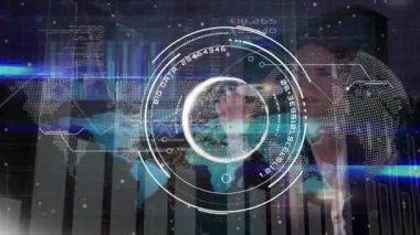 Dünya haritası üzerinde kapsam, simgeler, veri işleme ve istatistiklerin animasyonu. Küresel iş, bilgisayar ve veri işleme kavramı dijital olarak oluşturulmuş video.