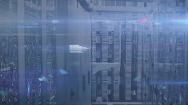 Sunucuların üzerindeki veri işleme ve ışıkların animasyonu. Bilgisayarlar, ağ, veri işleme ve teknoloji konsepti dijital olarak oluşturulmuş video.