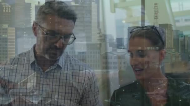 Fehér Férfi Női Üzlettársak Beszélgetnek Lépcsőn Városkép Felett Kommunikáció Sokszínűség — Stock videók