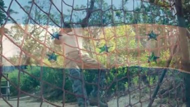 Engelli yarış eğitiminde, Afro-Amerikan erkek yerine Honduras bayrağının animasyonu. Ulusal spor, etkinlik ve vatanseverlik kavramı dijital olarak oluşturulmuş video.