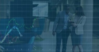 Çok ırklı ortakların ofis lobisinde tabletle tartıştıkları grafik verilerinin animasyonu. Dijital bileşik, çoklu pozlama, iş, teknoloji, kalkınma, ekonomi.