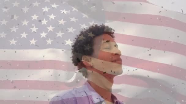 Animacja Flagi Ameryki Konfetti Przewracające Się Nad Portretem Afrykańskiego Szczęśliwego — Wideo stockowe