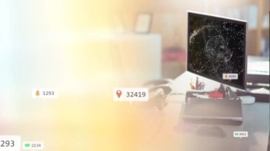 Ofis üzerinde medya simgelerinin canlandırılması. Sosyal medya ve dijital arayüz kavramı dijital olarak oluşturulmuş video.