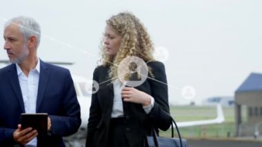 Kafkas iş kadını ve iş adamlarının havaalanında konuştuğu insan ağlarının canlandırılması. Küresel iletişim ağı, iş ve dijital arayüz kavramı dijital olarak oluşturulmuş video.