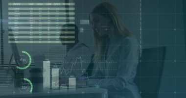 Ofisteki çeşitli iş adamları üzerinde veri işleme animasyonu. Küresel iş, bilgisayar ve dijital arayüz kavramı dijital olarak oluşturulmuş video.