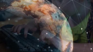 Bilgisayar klavyesi kullanan beyaz bir kızın üzerindeki dijital uydu şebekesinin animasyonu. Dijital kompozit, hologram, çocukluk, teknoloji, öğrenme, küresel ağ ve gelecekçi kavram.