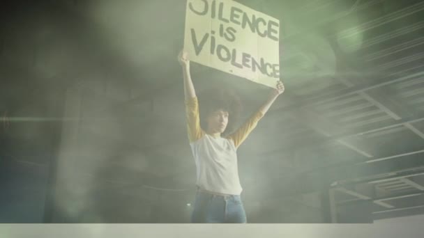 Protesto Yürüyüşünde Karton Pankartlar Tutan Melez Genç Aktivistler Değiştirilmemiş Grev — Stok video