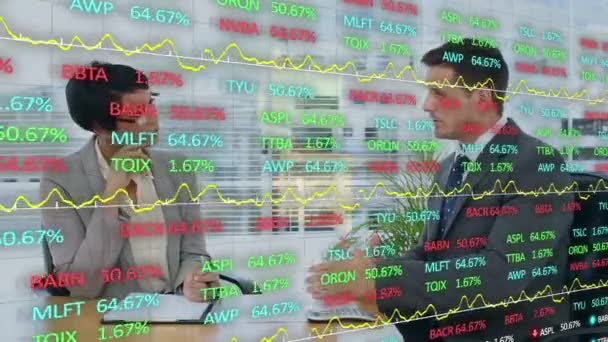 针对亚洲记者采访在职的高加索商人 对股票市场数据进行动画化处理 数字合成 多重曝光 金融和经济 — 图库视频影像